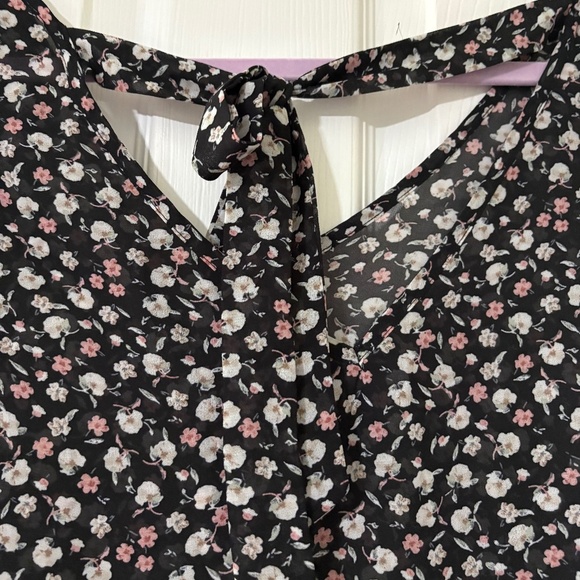 4 for $20 SALE! Black flowy sheer blouse with tie back Size L - Picture 2 of 4